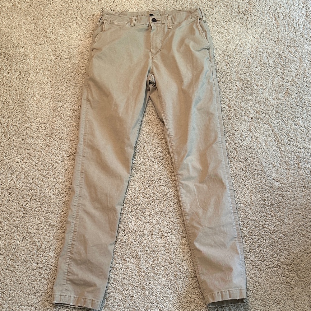 Mens American Eagle flex khakis with intentional distressing. 32x36. Excellent